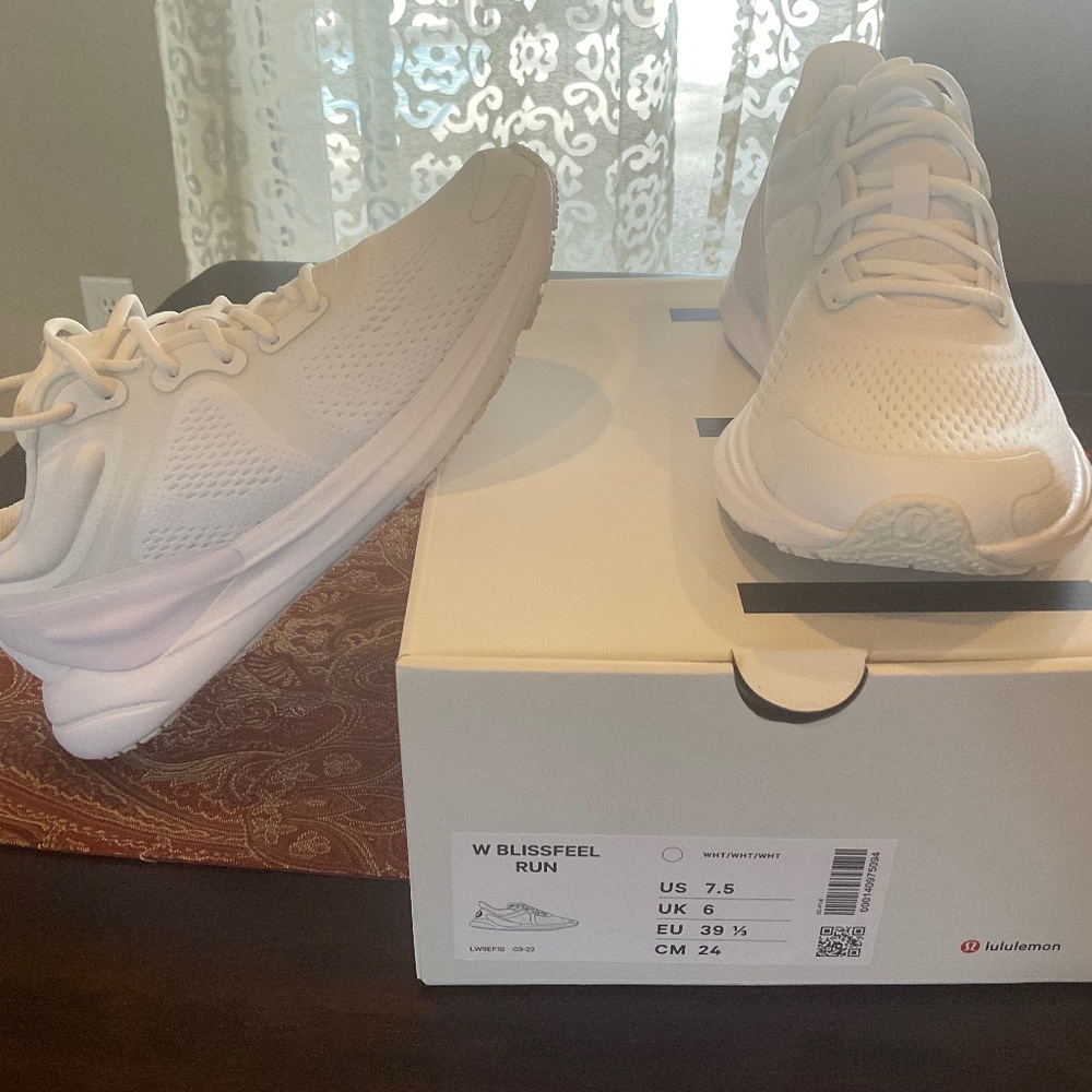 LULULEMON BLISSFEEL WOMEN RUNNING SHOE WHITE 7.5 1st LULU SHOE, sold out, BNIB